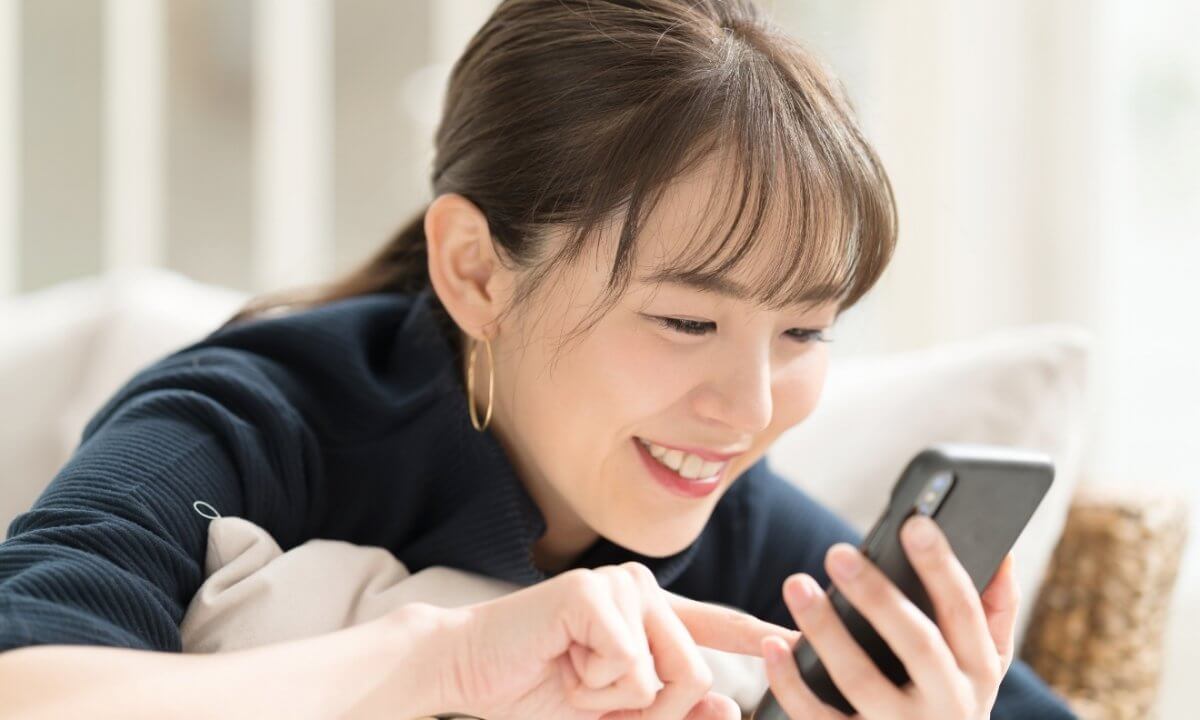 スマホを触っている女性