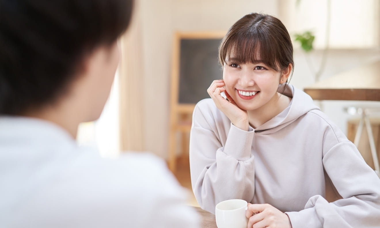 笑顔で会話している女性