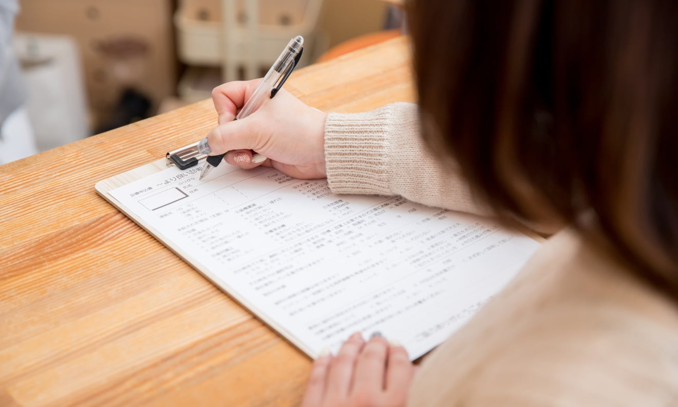 書類にサインをする女性