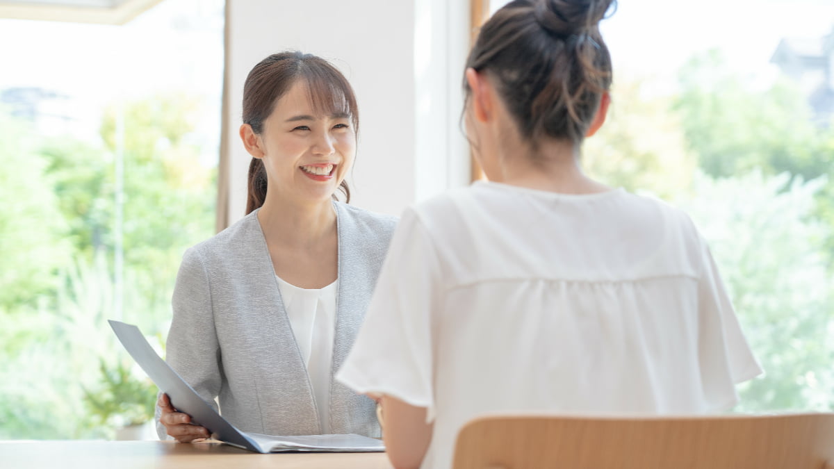 会話する女性二人