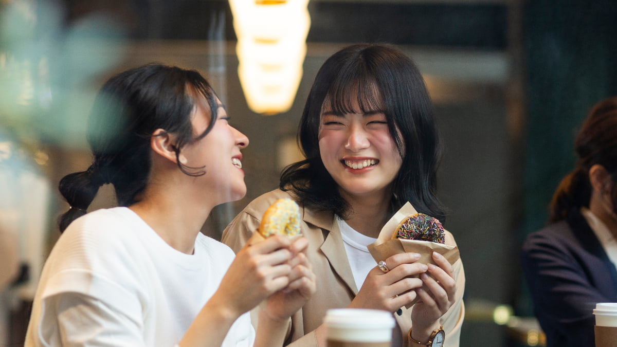 楽しく会話する女性