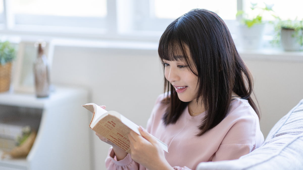 本を読む女性