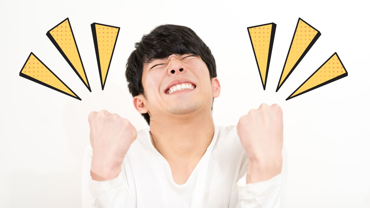 若い女性がガッツポーズしている
