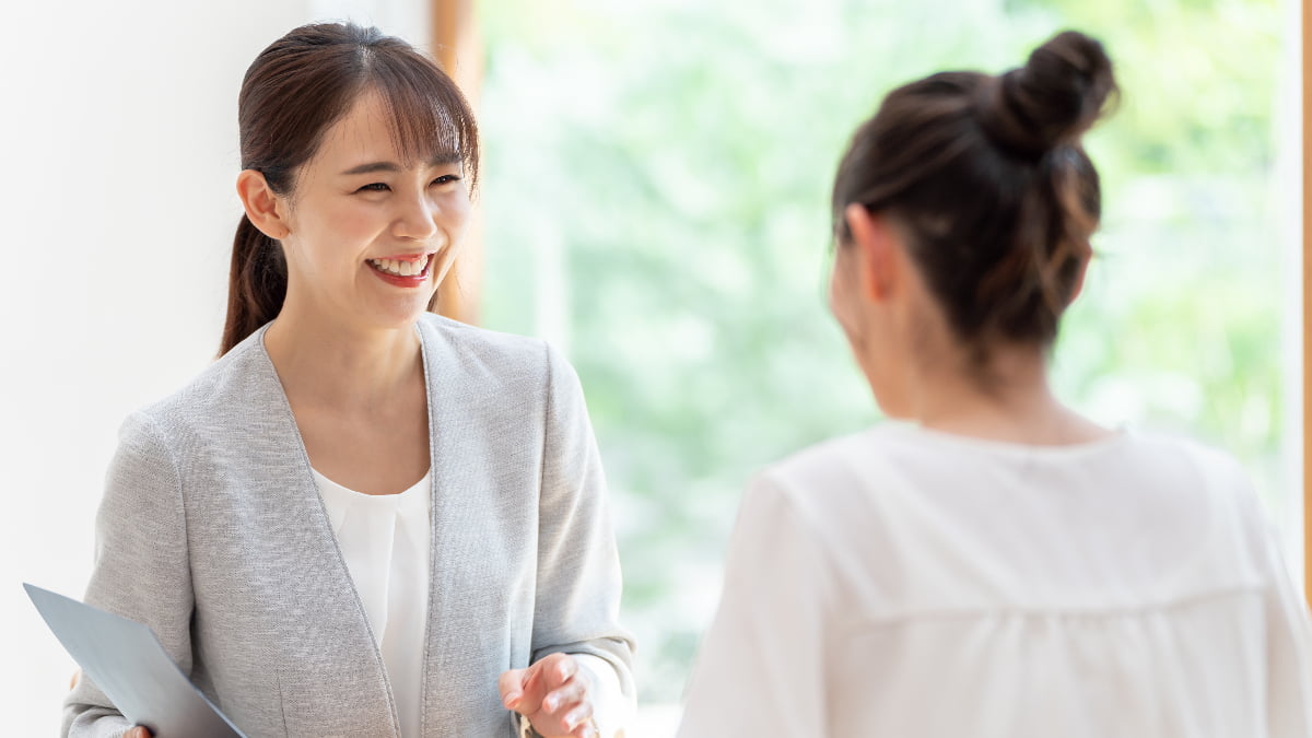 笑顔で会話する女性