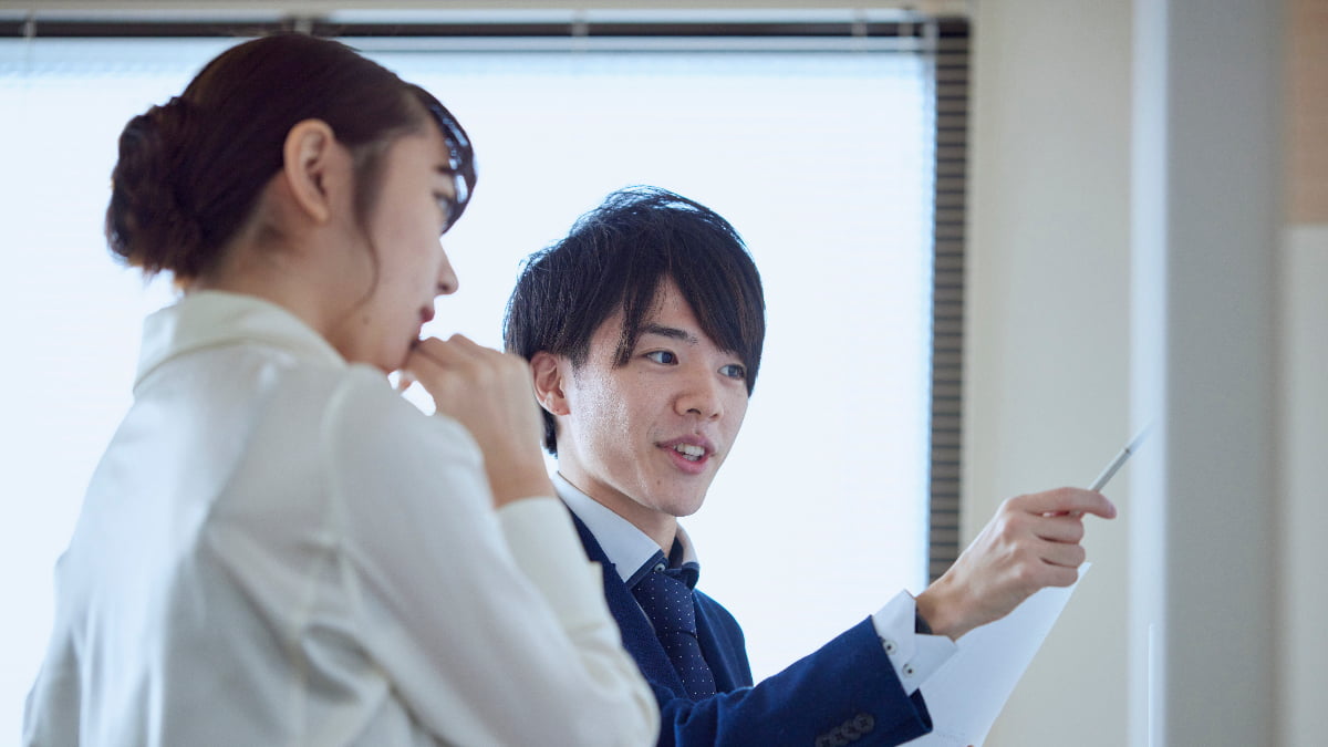 打ち合わせしている男女二人