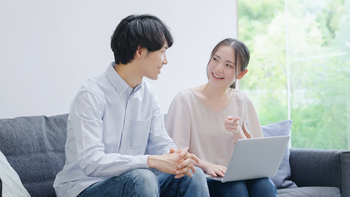 楽しく会話する男女