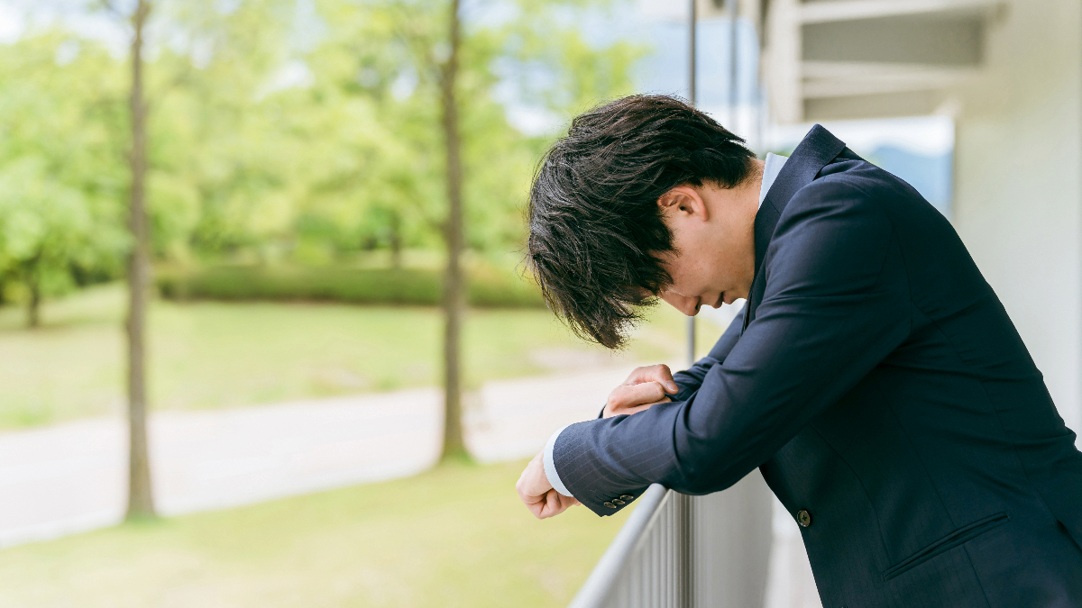 落ち込んでいる男性