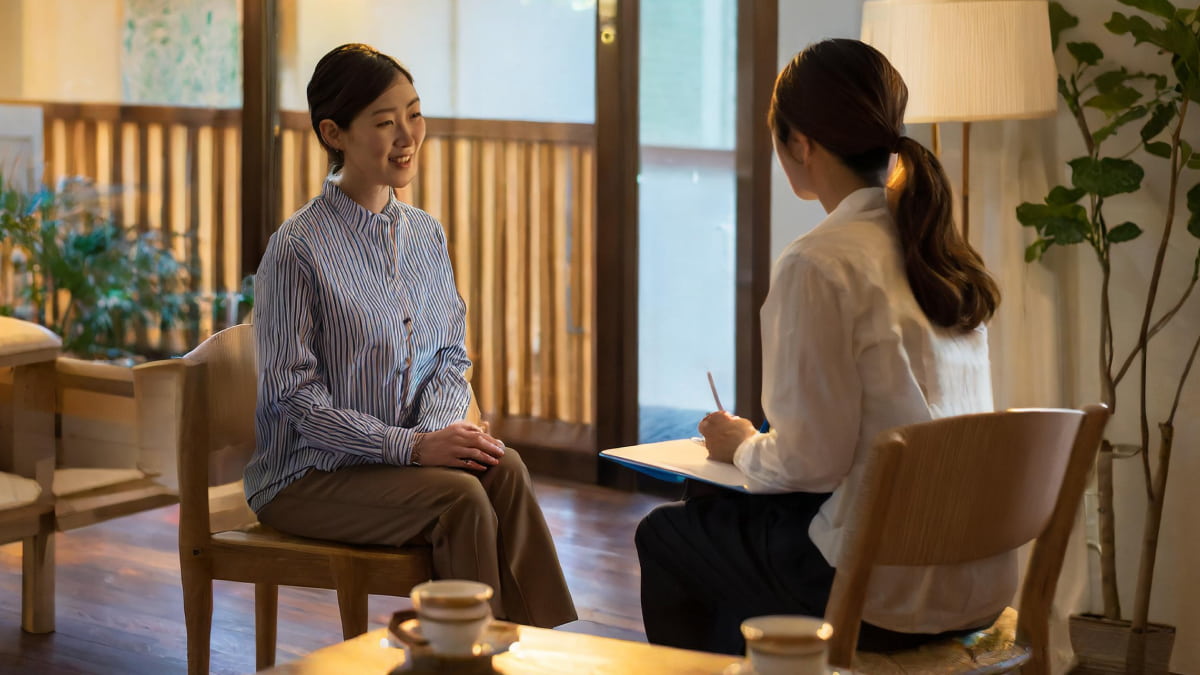 カフェで会話する女性二人