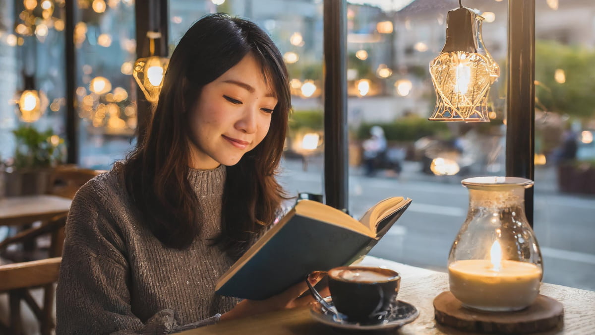 オシャレなカフェで本を読む女性