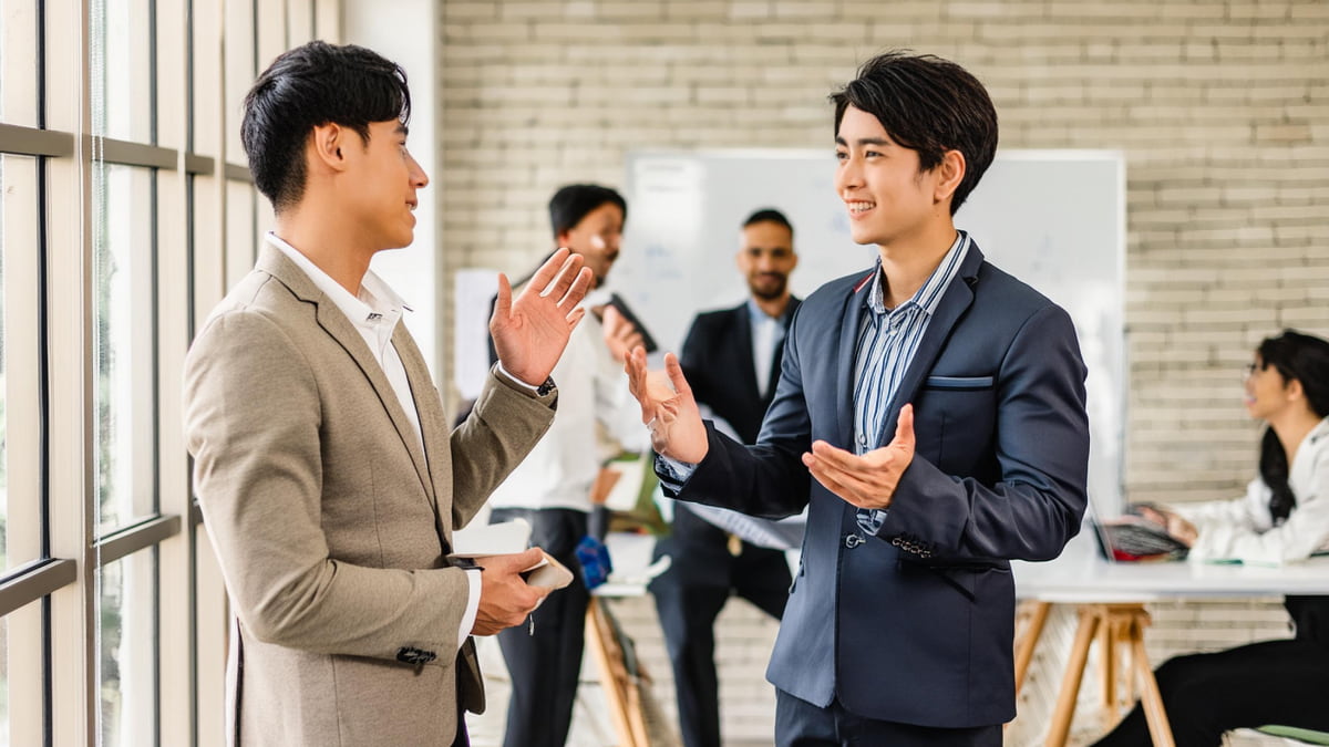 笑顔で会話するビジネスマン