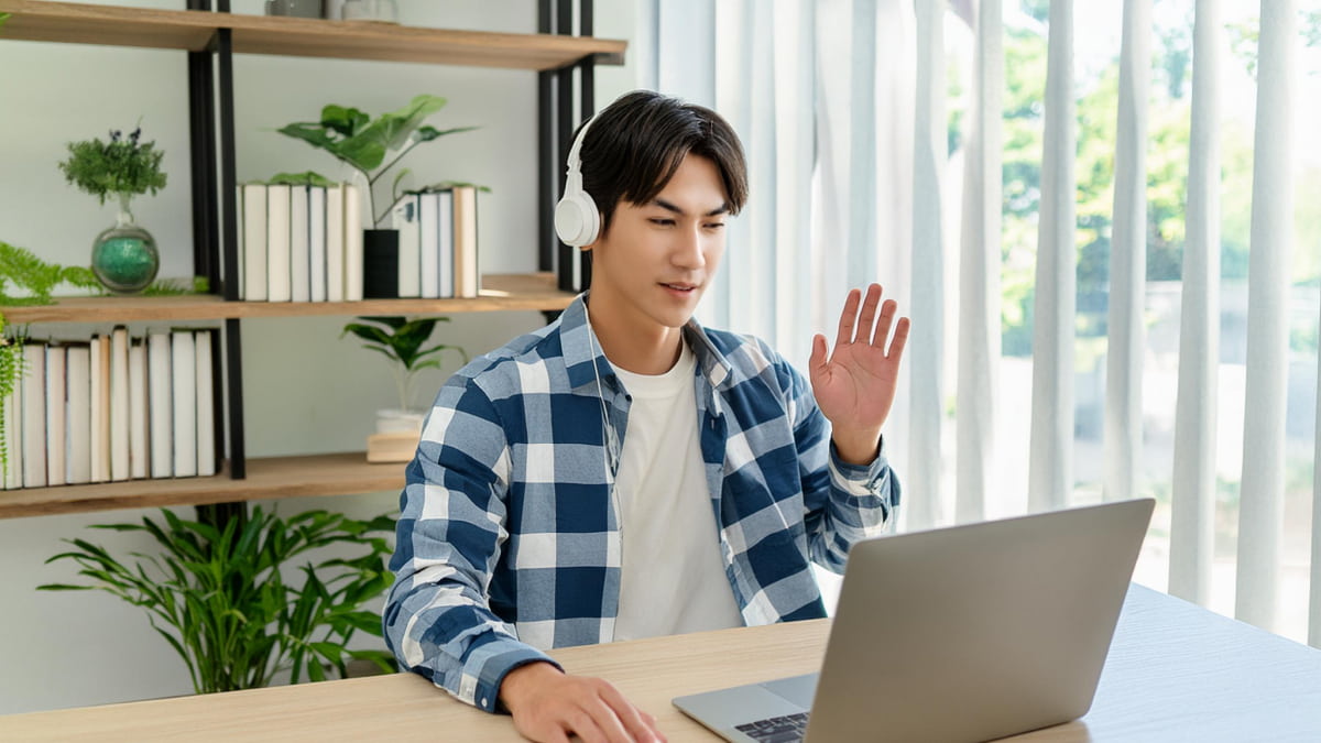 オンラインで会話する男性