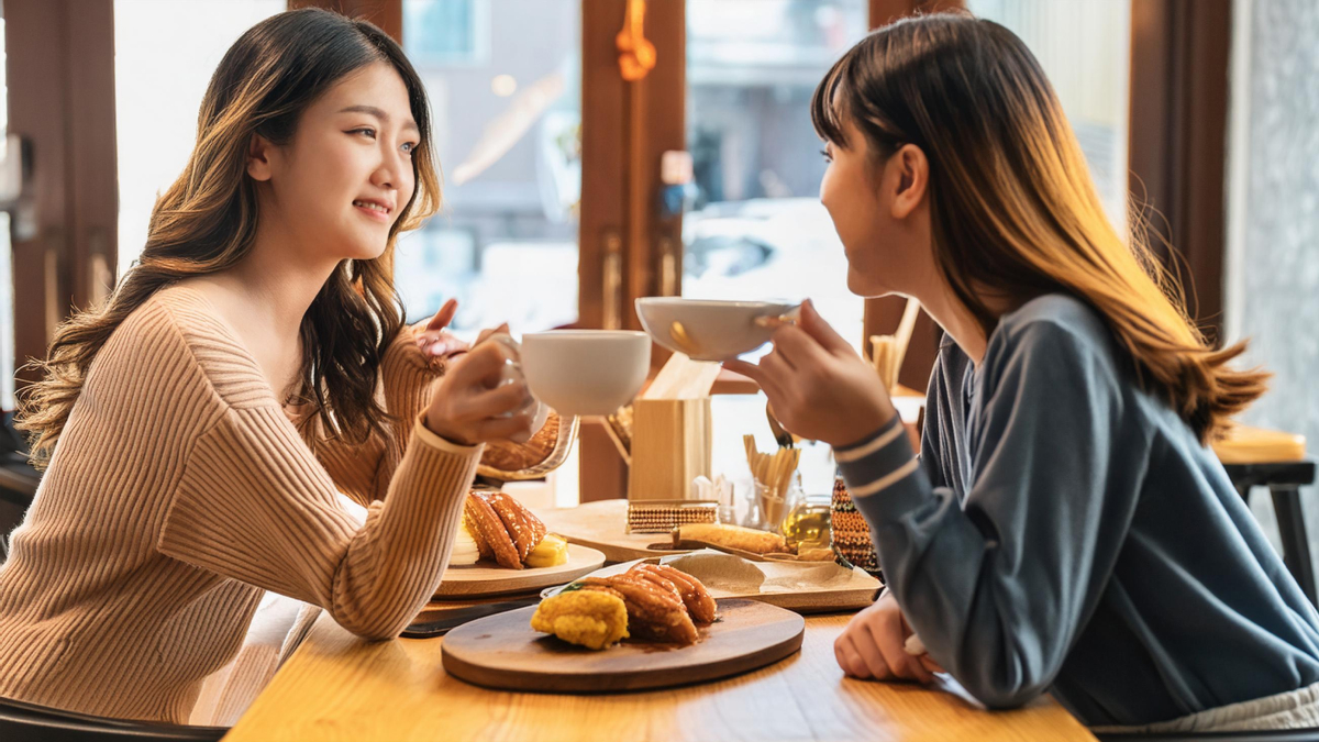 笑顔で会話する女性