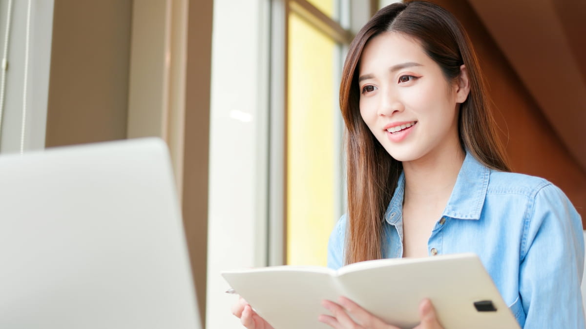 女性がオンライン通話する様子