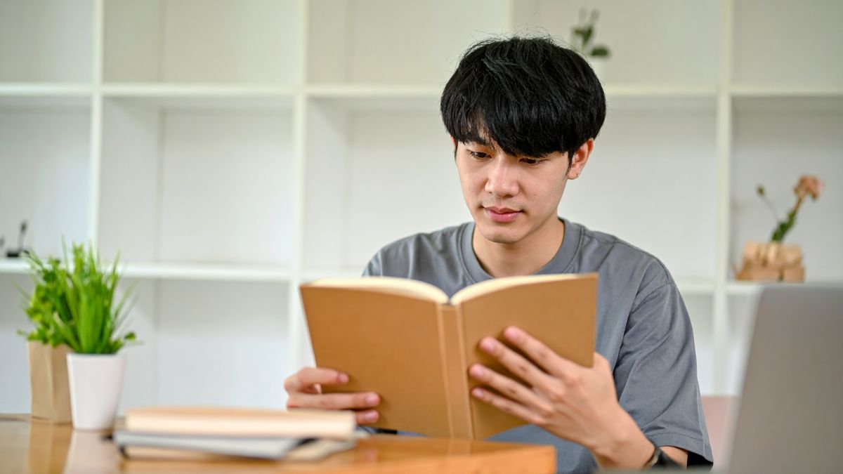 爽やかな男性が本を読んでいる